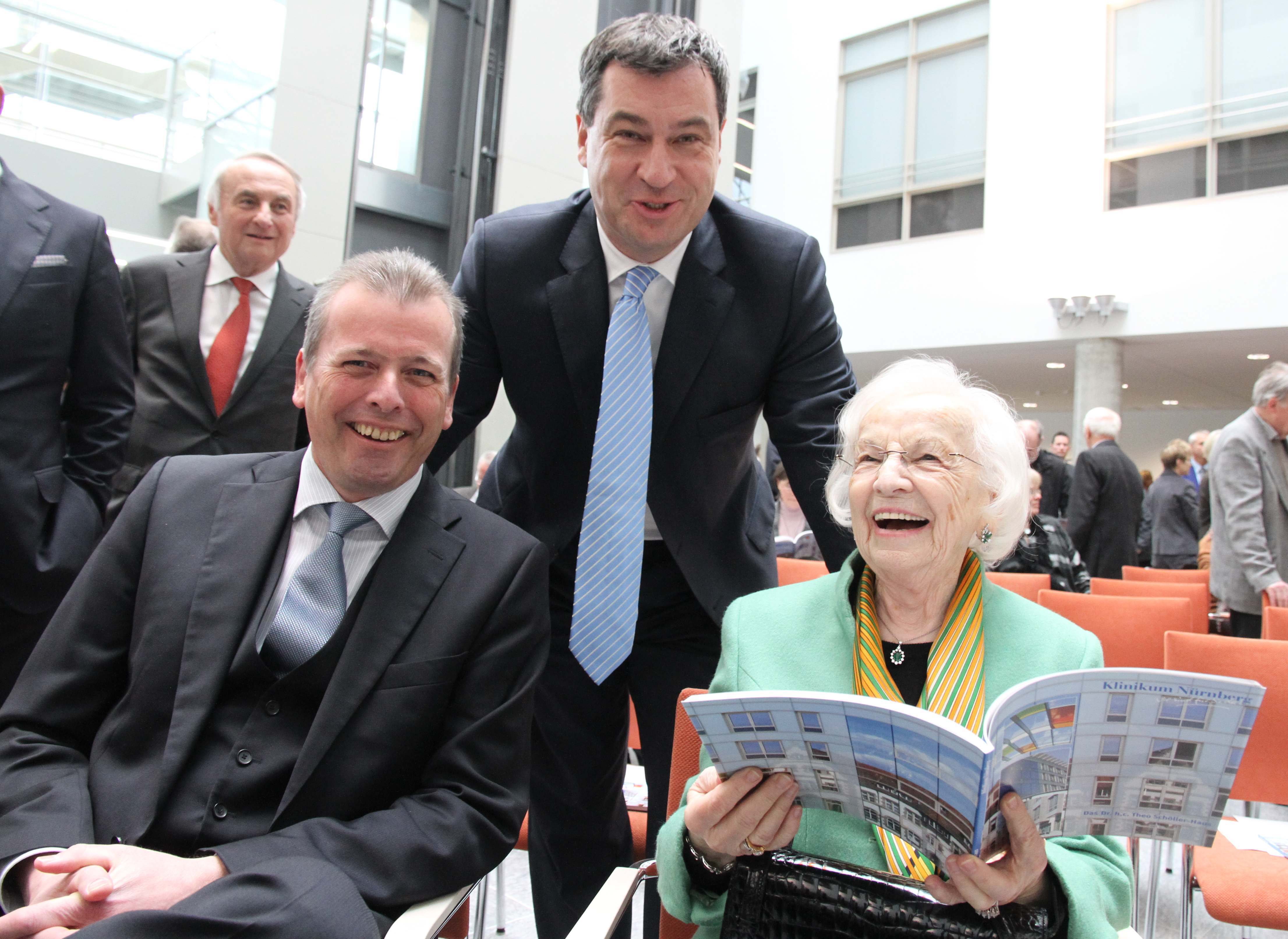 Mäzenin Friedl Schöller mit Dr. Markus Söder (Mitte) und Oberbürgermeister Dr. Ulrich Maly.