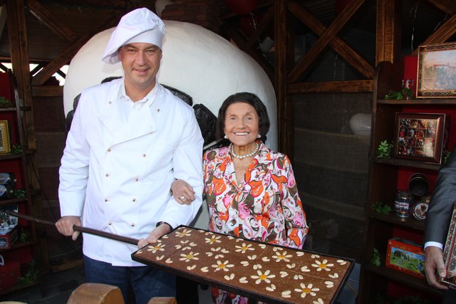 Henriette Schmidt-Burkhard mit ,,Bäcker" Dr. Markus Söder. | Foto: John R. Braun