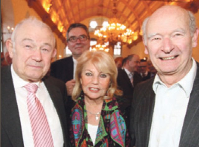 Dr. Günther Beckstein (l.), Ministerpräsident a.D., und Bruder Hellmut Beckstein mit Sissy Kleinke-Kühnel. | Foto: Verena Dreier