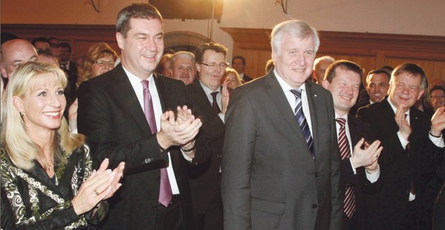 Beifall für eine gelungene Rede für Ministerpräsident Horst Seehofer (M.): Staatsminister Dr. Markus Söder (2.v.l.) mit Gattin Karin (l.), Landtagsabgeordneter Karl Freller (r.) und Europaabgeordneter Martin Kastler. | Foto: Verena Dreier