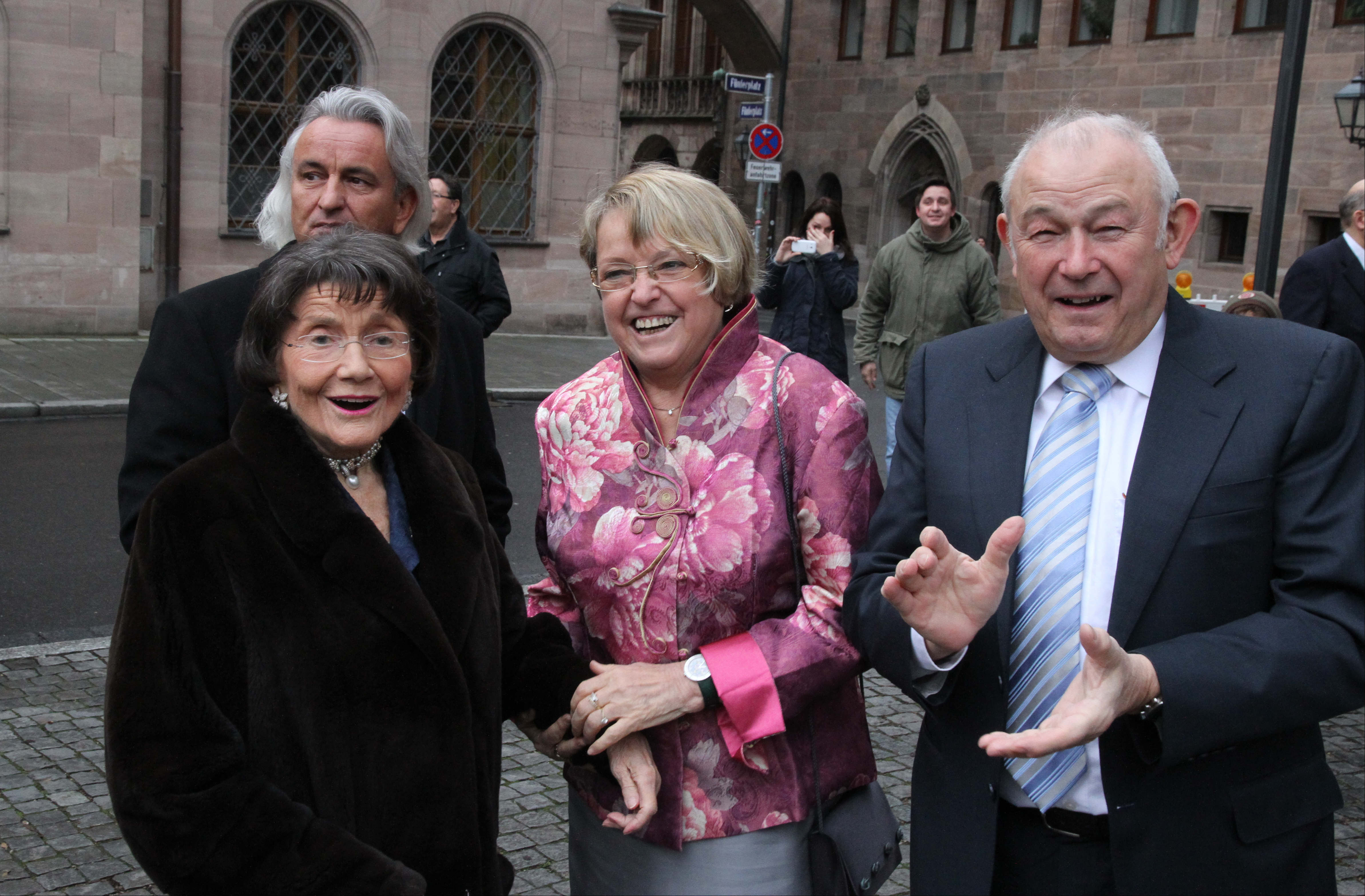 Henriette Schmidt-Burkhardt (l.) mit dem ehemaligen Bayerischen Ministerpräsidenten Dr. Günther Beckstein (r.) und seiner Frau Marga (Mitte).