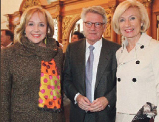 Das Unternehmer-Ehepaar Evi (l.) und Peter Kurz mit Prof. Dr. Julia Lehner. | Foto: Verena Dreier