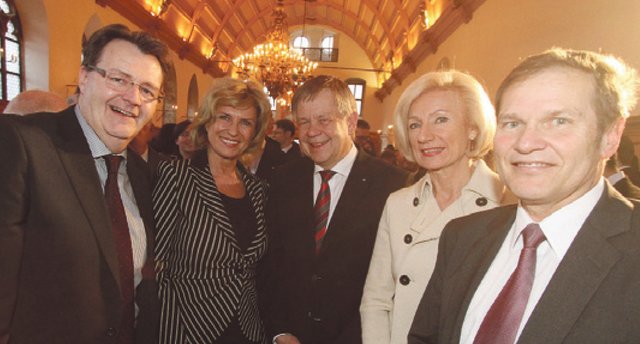 Die Bundestagsabgeordneten Michael Frieser (l.) und Dagmar Wöhrl (2.v.l.) mit den Landtagsabgeordneten Hermann Imhof (r.) und Karl Freller (3.v.r.) sowie Nürnbergs Kulturreferentin Prof. Dr. Julia Lehner. | Foto: Verena Dreier
