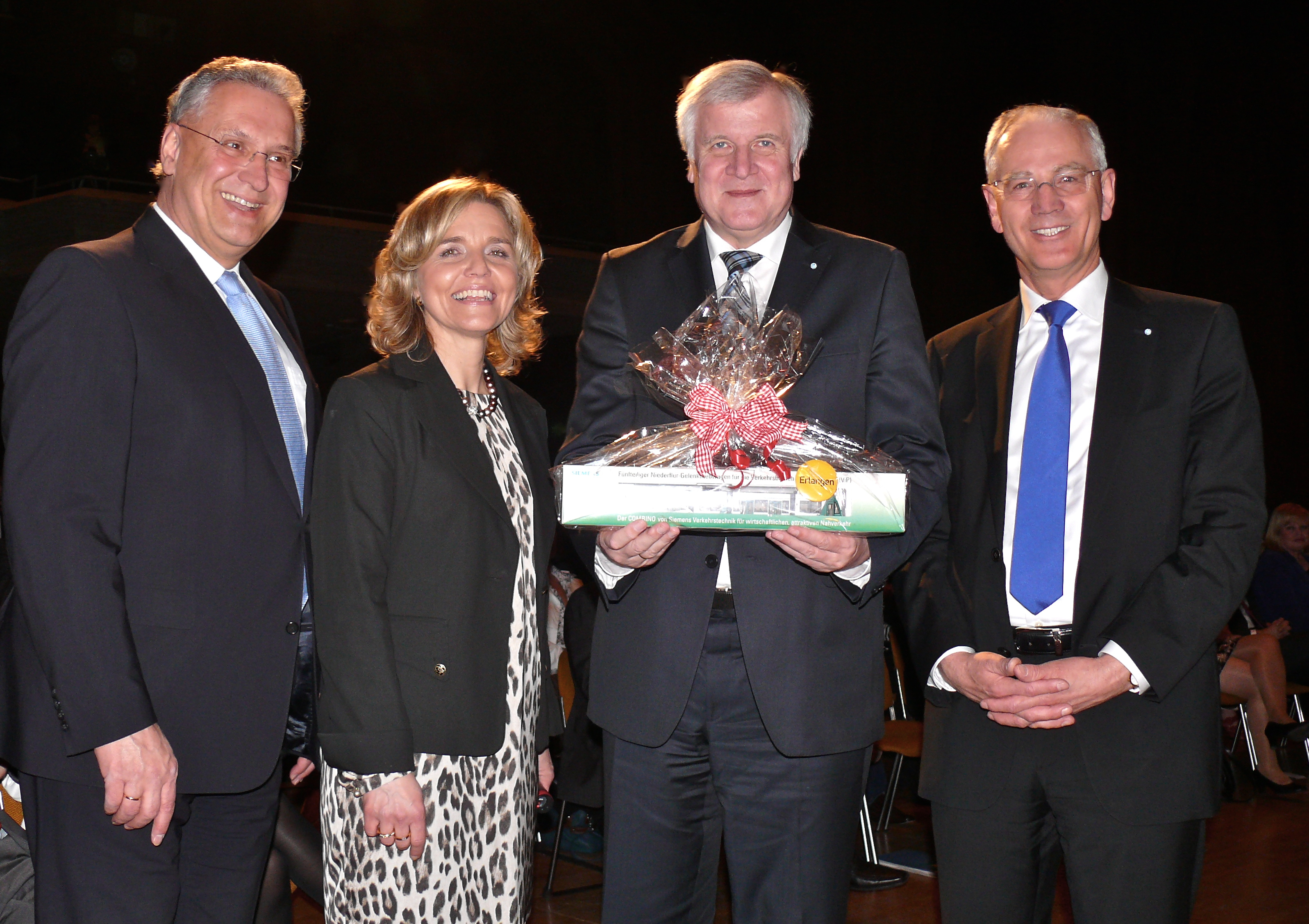 Symbolträchtiges Geschenk für den Gast aus München: Von der CSU-Kreisvorsitzenden Alexandra Wunderlich, Staatsminister Joachim Herrmann (l.) und Oberbürgermeister Siegfried Balleis (r.) erhielt Ministerpräsident Horst Seehofer ein Modell der geplanten Stadt-Umland-Bahn. Fotos (6): Uwe Müller