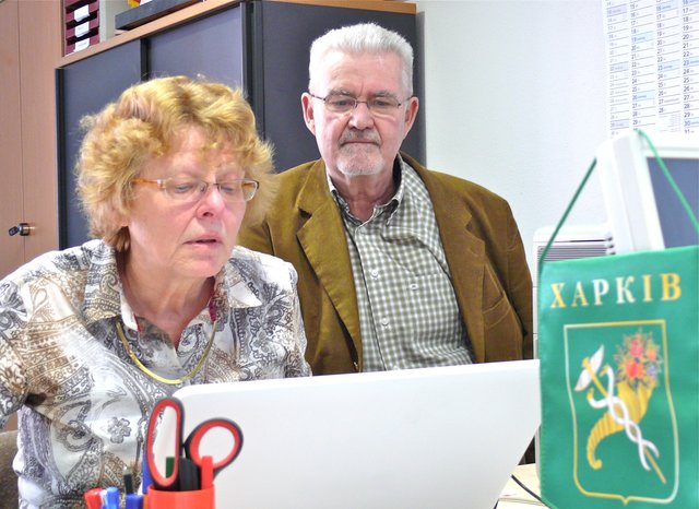 Antje Rempe und Diether Götz sind momentan mehr denn je auf das Internet angewiesen, um regelmäßig aktuelle Meldungen zu bekommen. Foto: Uwe Müller