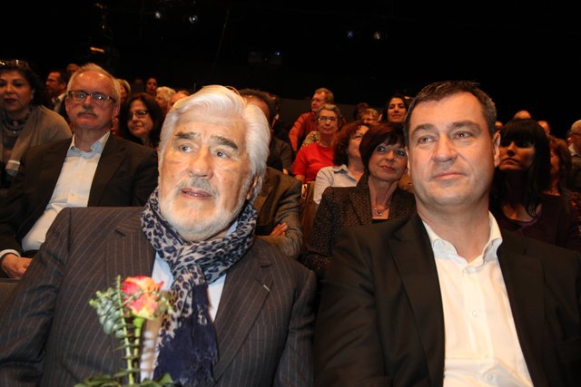 Schauspieler-Legende Mario Adorf und Dr. Markus Söder während der Eröffnung in der Tafelhalle. | Foto: bayernpress
