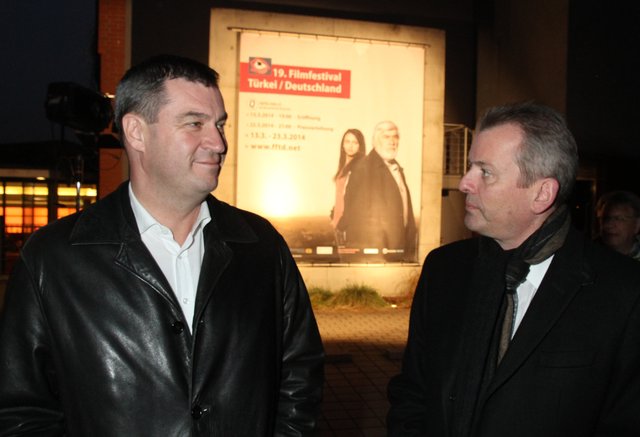 Dr. Ulrich Maly (l.) mit Dr. Markus Söder vor dem Festivalplakat. | Foto: bayernpress