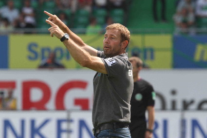 Fürths Trainer Frank Kramer zeigt an: "Da oben auf Platz zwei wollen wir bleiben."