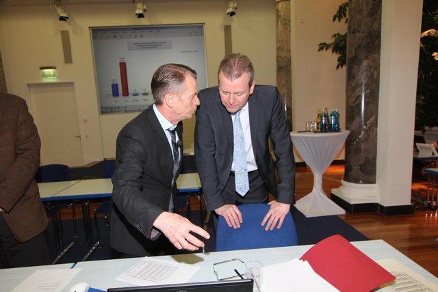 Oberbürgermeister Dr. Ulrich Maly (r.)  lässt sich von Wahlamtsleiter Wolf Schäfer die ersten Hochrechnungen erklären. | Foto: J. R. Braun