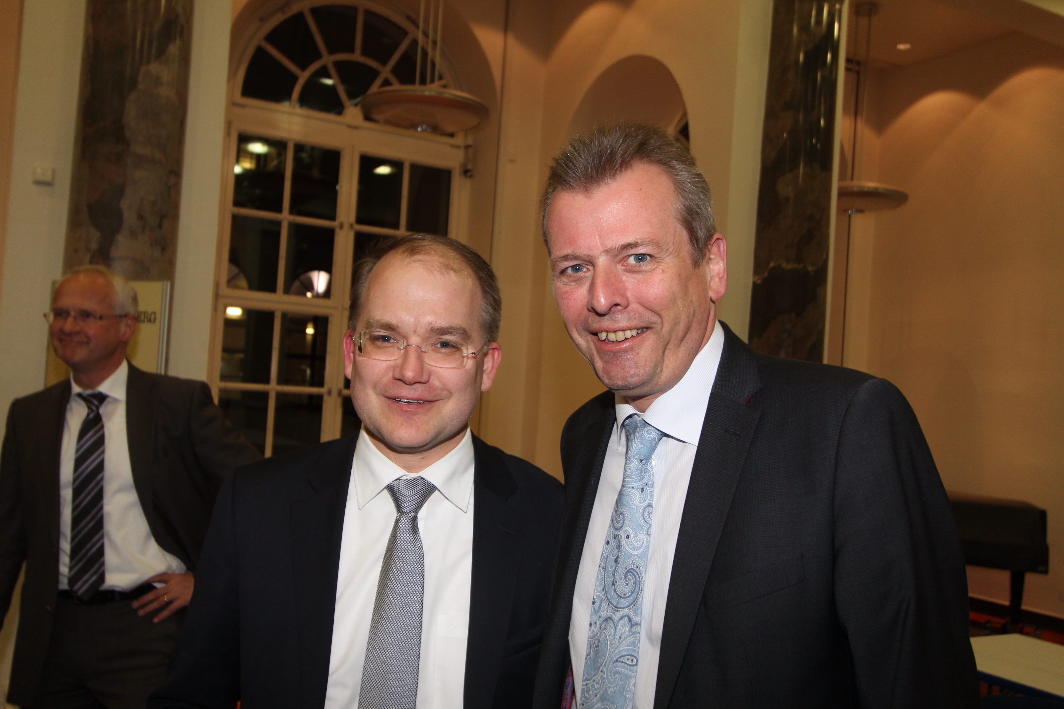 Dr. Ulrich Maly SPD (r.) ist alter und neuer Oberbürgermeister von Nürnberg. Sein Herausforderer Sebastian Brehm CSU gratulierte zum Wahlsieg.