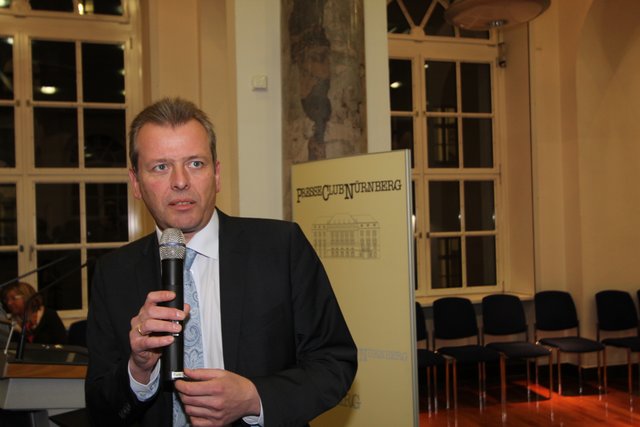Dr. Ulrich Maly gibt ein Statement im Presseclub. Zu diesem Zeitpunkt stand sein Sieg schon fest. | Foto: J. R. Braun