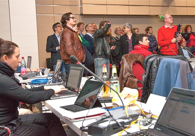 ... verfolgen gespannt das Geschehen und die Bekanntgabe der Ergebnisse.