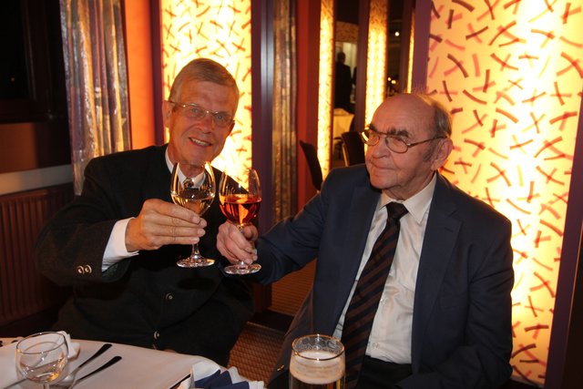 Letzter öffentlicher Auftritt von Willy Prölß bei der Verleihung des Goldenen Herings am 5. März 2014 mit Altstadtfest-Chef Jörg von Rochow (l). | Foto: bayernpress