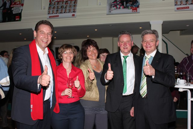 Thomas Jung bleibt Oberbürgermeister und die SPD behält weiterhin die absolute Mehrheit im Fürther Stadtrat - dafür Daumen hoch bei Markus und Barbara Braun, Heike und Thomas Jung sowie beim SPD-Kreisvorsitzenden Horst Arnold (v.li.n.re.). Foto: Ebersberger