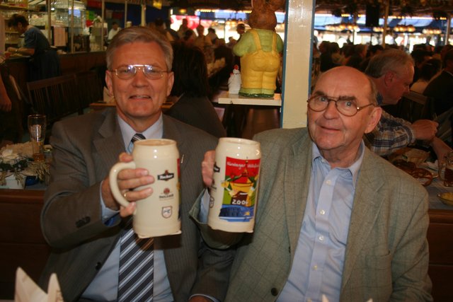 Zünftig: Willy Prölß (r.) und Bernd Raschke (Coca Cola) auf dem Volksfest. | Foto: bayernpress
