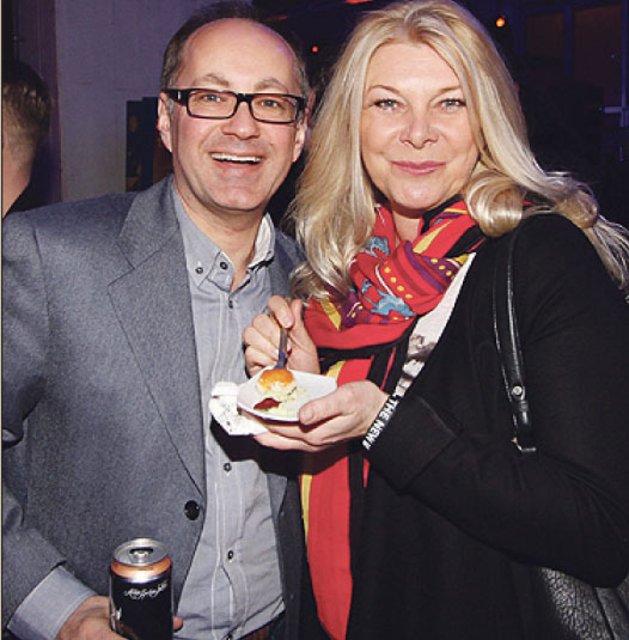 Ließen sich die Häppchen schmecken: Kai Eschenbacher, Tucher, und Marie-Luise Cawi, Model-Agentur. | Foto: John R. Braun