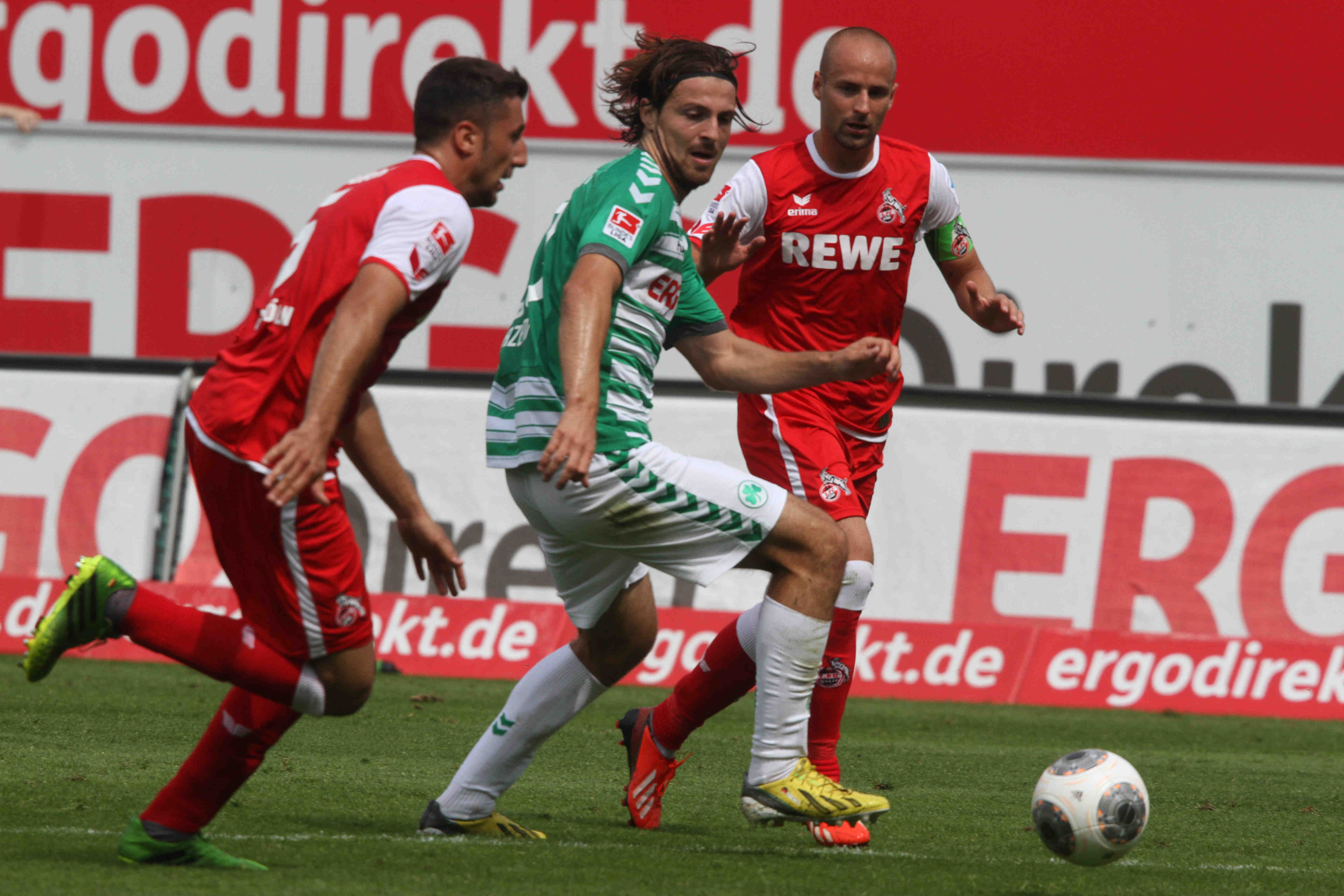 Die SpVgg Greuther Fürth muss in Dresden Durchsetzungsvermögen beweisen, wie hier Ilir Azemi (M.) im Spiel gegen den FC Köln.