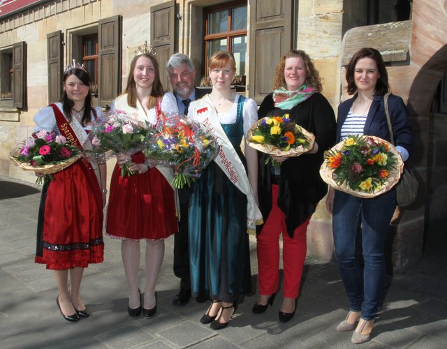 Bei der Krönung mit Vorgängerinnen (v.l.): Knoblauchsländer Spargelprinzessin Christina Scherzer, die neue Fränkische Spargelkönigin Miriam Adel (2014 und 2015), Frankens Spargelchef Hans Höfler, Theresa Sterk (2012 und 2013), Birgit Kretschmann 2010 und 2011) sowie Eva Boss (2008 und 2009). | Foto: bayernpress