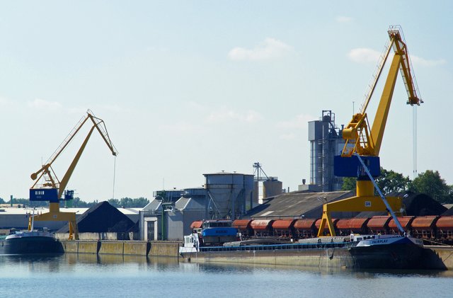 Massengutumschlag im großen Hafenbecken. | Foto: bayernhafen gruppe