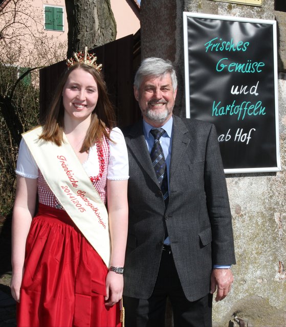 Die Fränkische Spargelkönigin Miriam Adel mit Spargelverbandsvorsitzenden Hans Höfler. | Foto: bayernpress