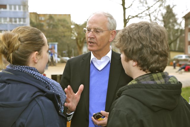Siegfried Balleis im Gespräch mit jungen Erlangern. Foto: Kurt Fuchs