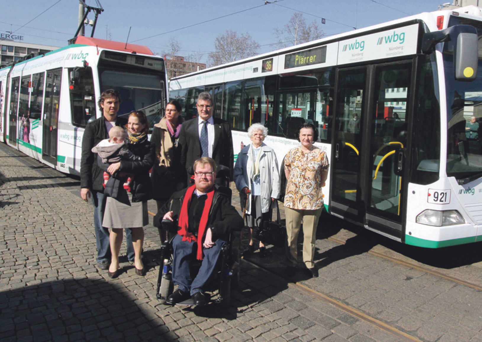 Bei der Vorstellung der beiden VAG-Fahrzeuge waren auch die Kunden-Models anwesend: Matthias und Sibylle Niese mit dem kleinen Felix, Petra Joerg von der VAG, wbg-Chef Frank Thyroff, Fabian Meissner, Maria Pietsch und Sefika Spath (v.l.n.r.).