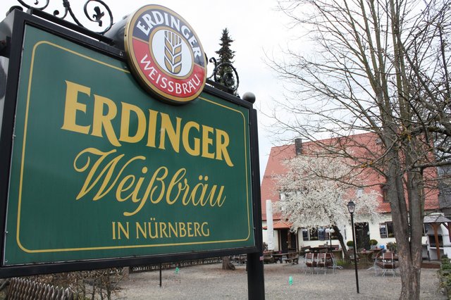 Im Biergarten blühen die ersten Bäume. Bald kann man wieder im Freien Feiern und Genießen.
