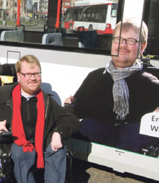 Fabian Meissner im Rollstuhl, ist sehr froh, dass er von der wbg eine barrierearme Wohnung bekommen konnte. | Foto: bayernpress