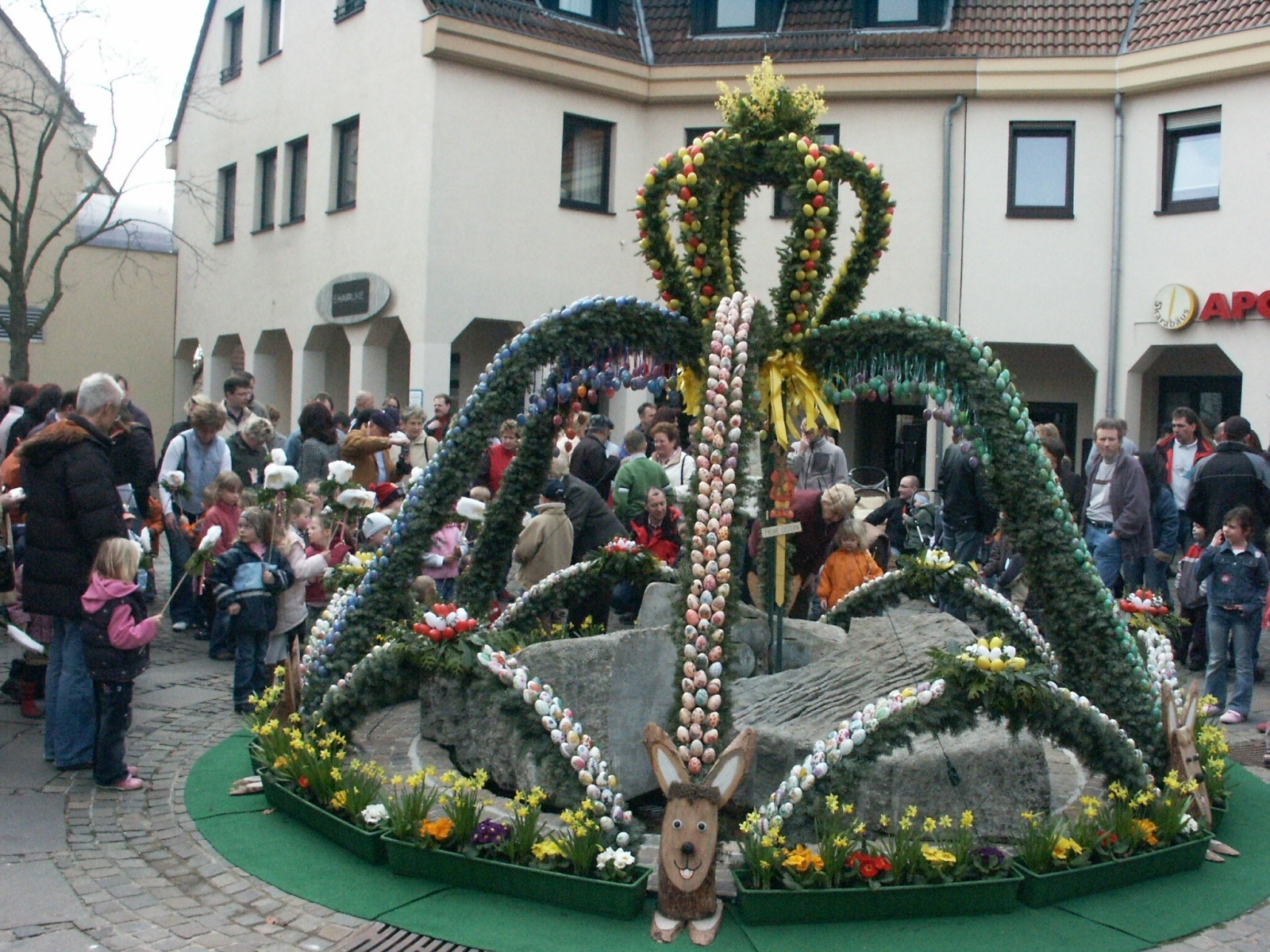 Bei den Osterbrunnenfeiern, wie hier in Rednitzhembachm sind häufig auch die Kinder mit eingebunden.