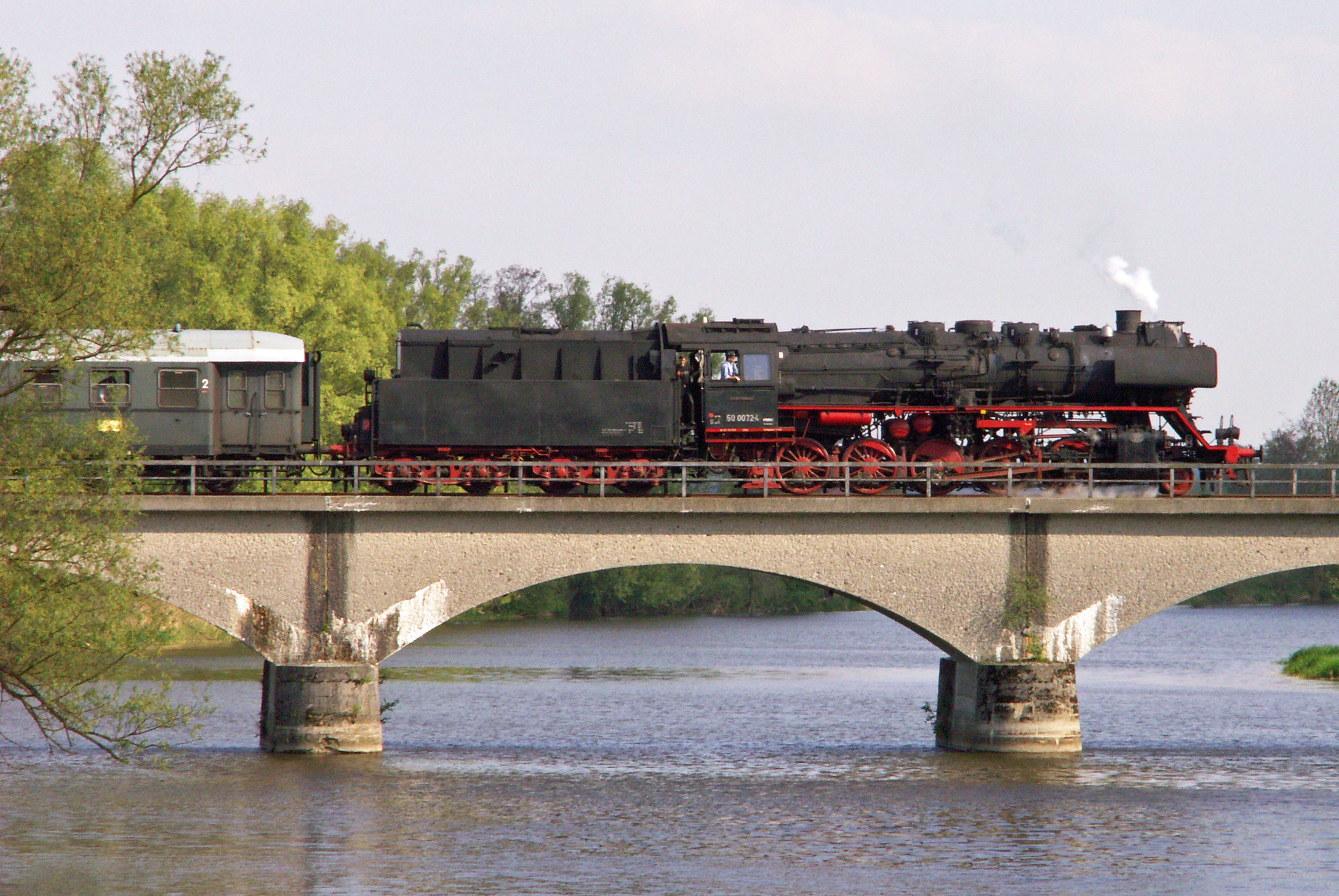 Der Seenland-Express ist wieder unterwegs.