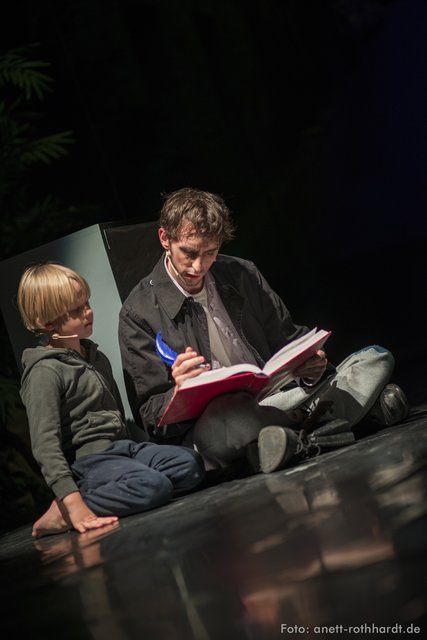 Der kleine Junge lernt viel bei Zuhören und -sehen | Foto: Anett Rothhardt