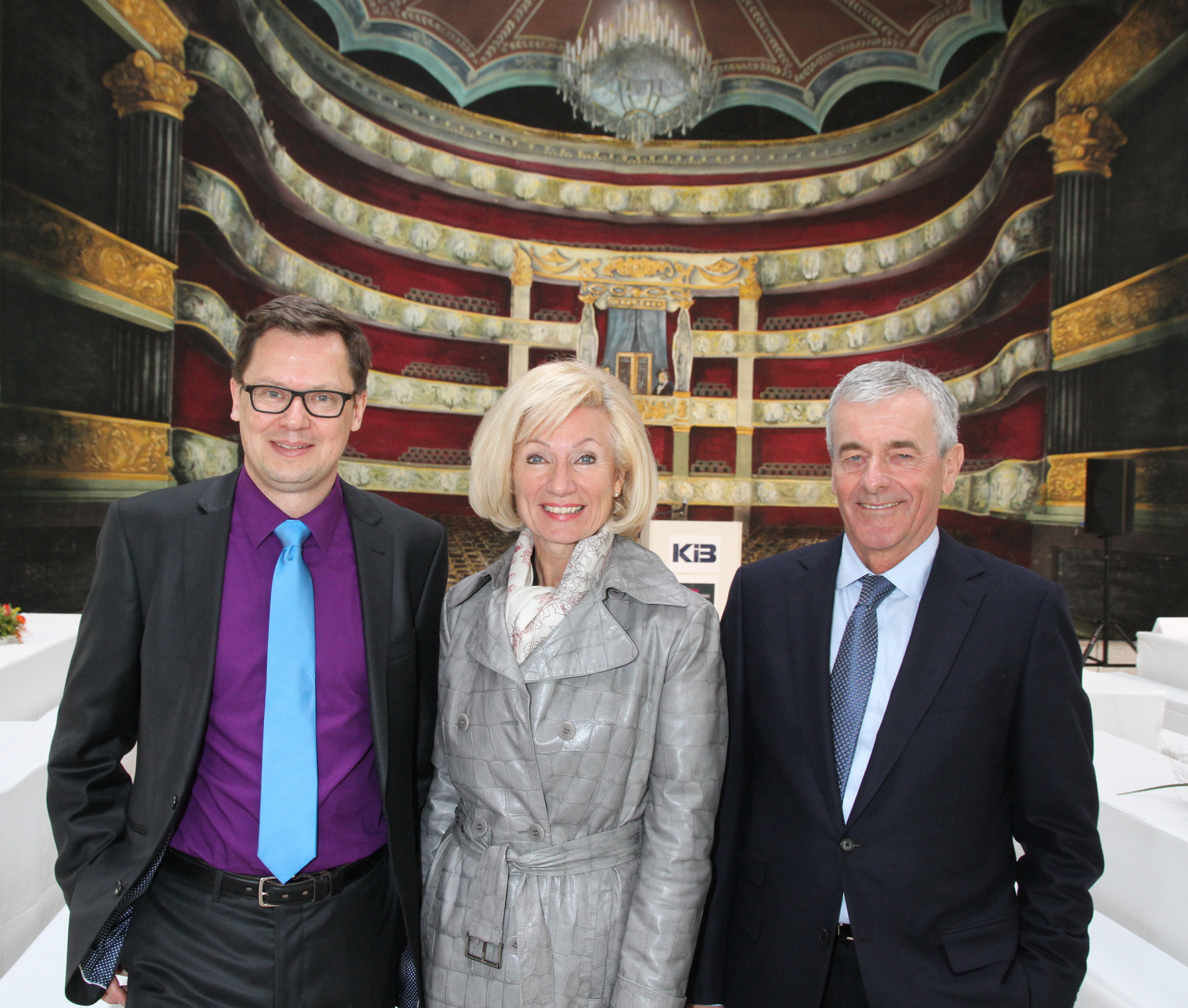 Werkstätten-Richtfest mit dem geschäftsführenden Direktor Christian Ruppert vom Staatstheater Nürnberg, Kulturreferentin Prof. Dr. Julia Lehner und Bauherr Richard Minartz von der KIB-Gruppe (v.l.).