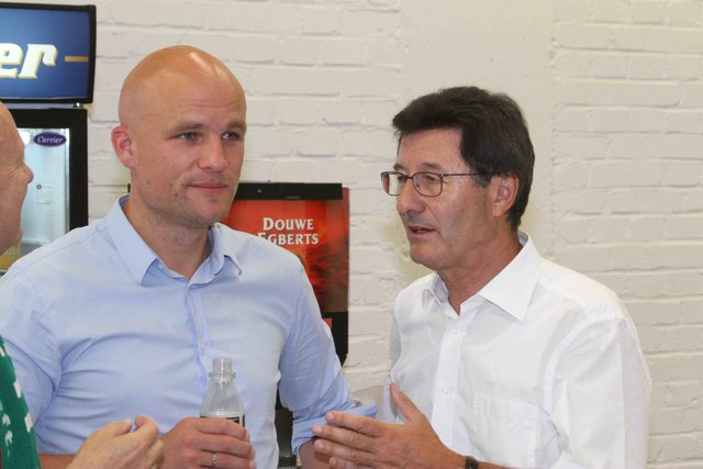 Kleeblatt-Präsident Helmut Hack (re.) und der sportliche Leiter des Zweitligisten, Rouven Schröder, steuern den direkten Wiederaufstieg an.