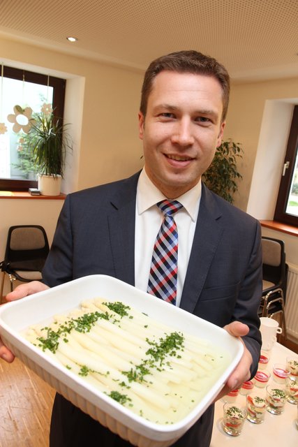 Landrat Matthias Dießl mit seinem Lieblings- Spargel- Gericht: ,,Spargelsalat". | Foto: bayernpress