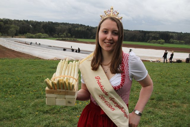 Spargelkönigin Miriam Adel mit frischem fränkischen Spargel. | Foto: bayernpress