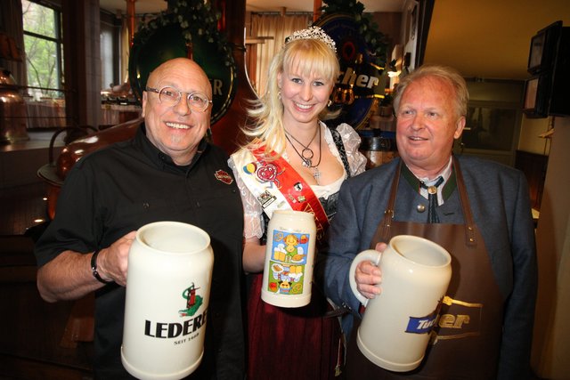 Frühlingsfest 2014 kurz vor dem Start: Festwirt Hermann Murr (l.) und Jürgen Papert mit Volksfestkönigin Andrea Konn. | Foto: bayernpress
