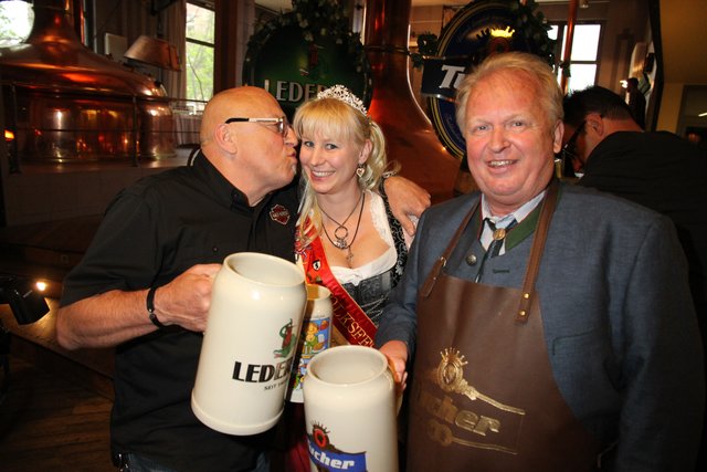 Frühlingsfest 2014 kurz vor dem Start: Festwirt Hermann Murr (l.) und Jürgen Papert mit Volksfestkönigin Andrea Konn. | Foto: bayernpress