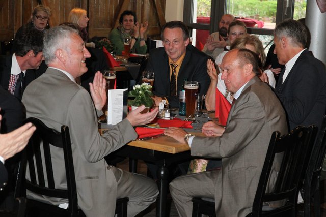Ehrengäste bei der Bierprobe, u.a. mit Bürgermeister Horst Förther (vorne). | Foto: bayernpress