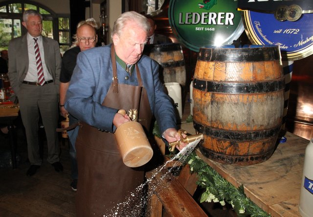 Festwirt Jürgen Papert beim spritzigen Anstich, dahinter Festwirt Hermann Murr und Bürgermeister Horst Förther (l.). | Foto: bayernpress