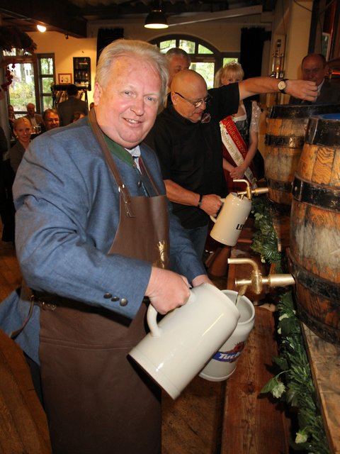Festwirt Jürgen Papert mit der ersten Maß Bier. | Foto: bayernpress