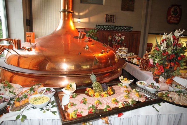 Die Gäste der Bierprobe ließen sich das leckere Buffet schmecken. | Foto: bayernpress