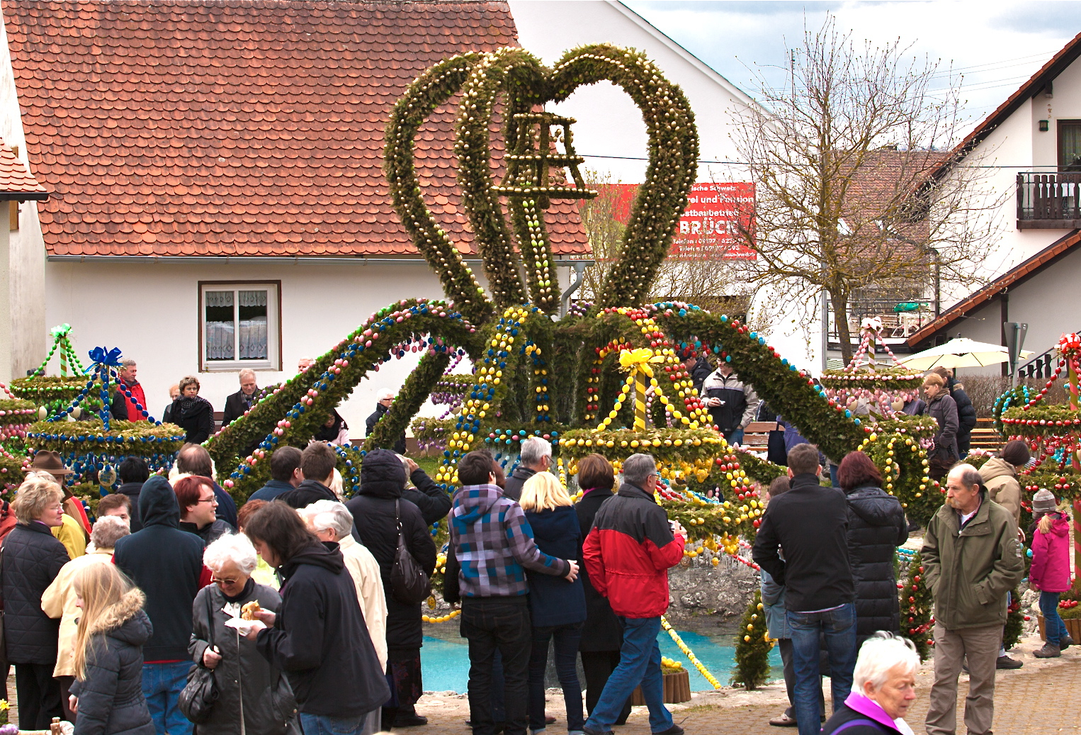 Der Osterbrunnen in Bieberbach gleicht alljährlich einer Pilgerstätte – die kunstvoll bemalten Eier ziehen Touristen aus der ganzen Welt an. Foto: Archiv / R. Rosenbauer