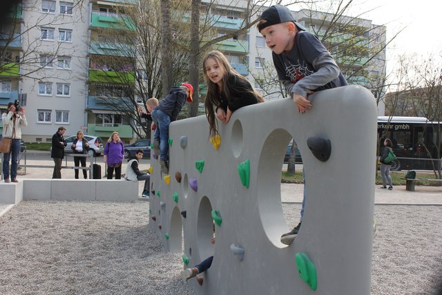 ...hatten die Kinder bei der kleineren Kletterwand keine Probleme, sie zu erklimmen. Fotos: Ebersberger