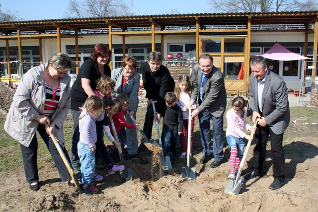 Gemeinsam mit den Kindern des Sternstunden-Kindergartens nahmen Vertreter der Lebenshilfe, der Stadt und vom Architekturbüro Heid den Spatenstich vor.