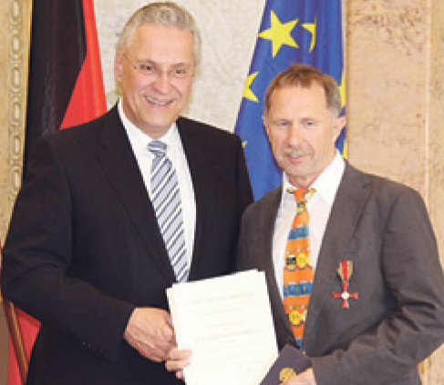 Joachim Herrmann (l.) überreicht Hubert Schwarz die Urkunde.