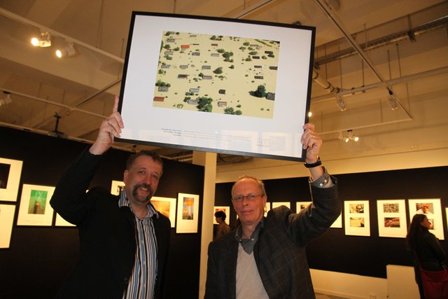 Matthias Murko, Leiter des Museums Industriekultur, und Michael Busch, 1. Vorsitzender des BJV, präsentieren die besten Pressefotografien. | Foto: bayernpress