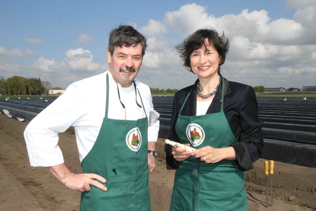 Die Regionalbischöfin Elisabeth Hann von Weyhern mit Küchenmeister Stefan Rottner. | Foto: bayernpress