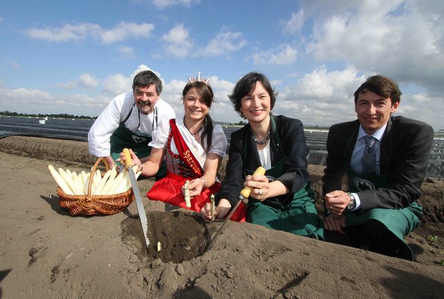 Spargelanstich im Knoblauchsland (v.l): Küchenmeister Stefan Rottner, Spargelprinzessin Christine Scherzer, Regionalbischöfin Elisabeth Hann von Weyhern und Peter Höfler Junior. | Foto: bayernpress