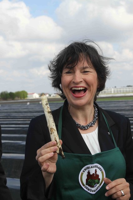 Regionalbischöfin Elisabeth Hann von Weyhern freut sich über ,,ihren" Spargel. | Foto: bayernpress