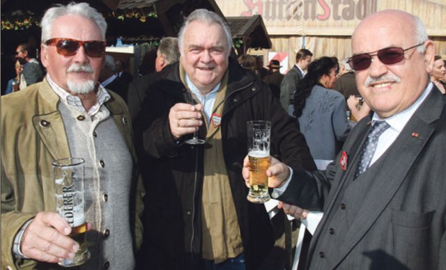 Entertainer Conny Wagner (l.), Willfried Weisel (M.) und Ljubo Dabovic, Fränkisch-Montenegrinische Gesellschaft. | Foto: bayernpress